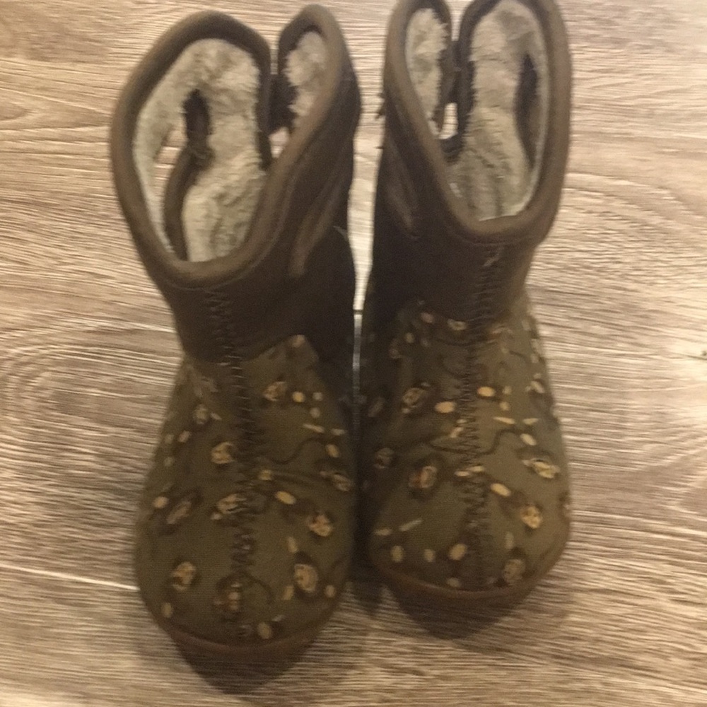 Baby size 6 Bogs